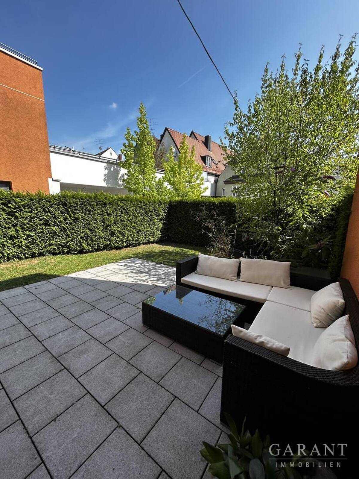 Modern, grün und mitten drin! Schöne 2,5 Zimmer-Erdgeschoss-Wohnung mit Terrasse und kleinem Garten – 82256 Fürstenfeldbruck – Bild 1 von 9