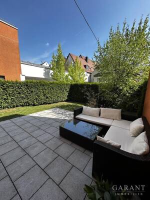 Modern, grün und mitten drin! Schöne 2,5 Zimmer-Erdgeschoss-Wohnung mit Terrasse und kleinem Garten