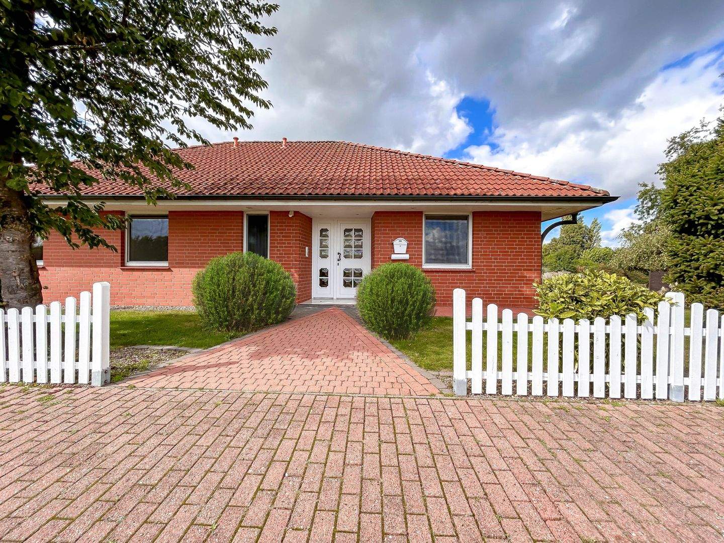 Freistehendes Einfamilienhaus mit großem Grundstück, Doppelcarport! – Leese – Vorschaubild 2