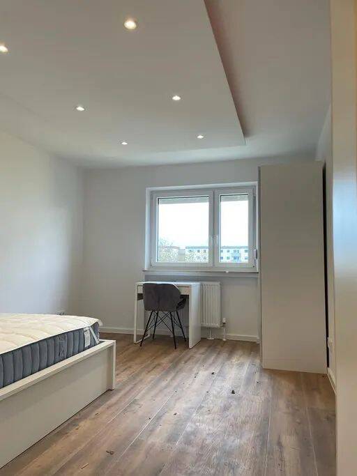 Schönes WG Zimmer mit Balkon und super Anbindung