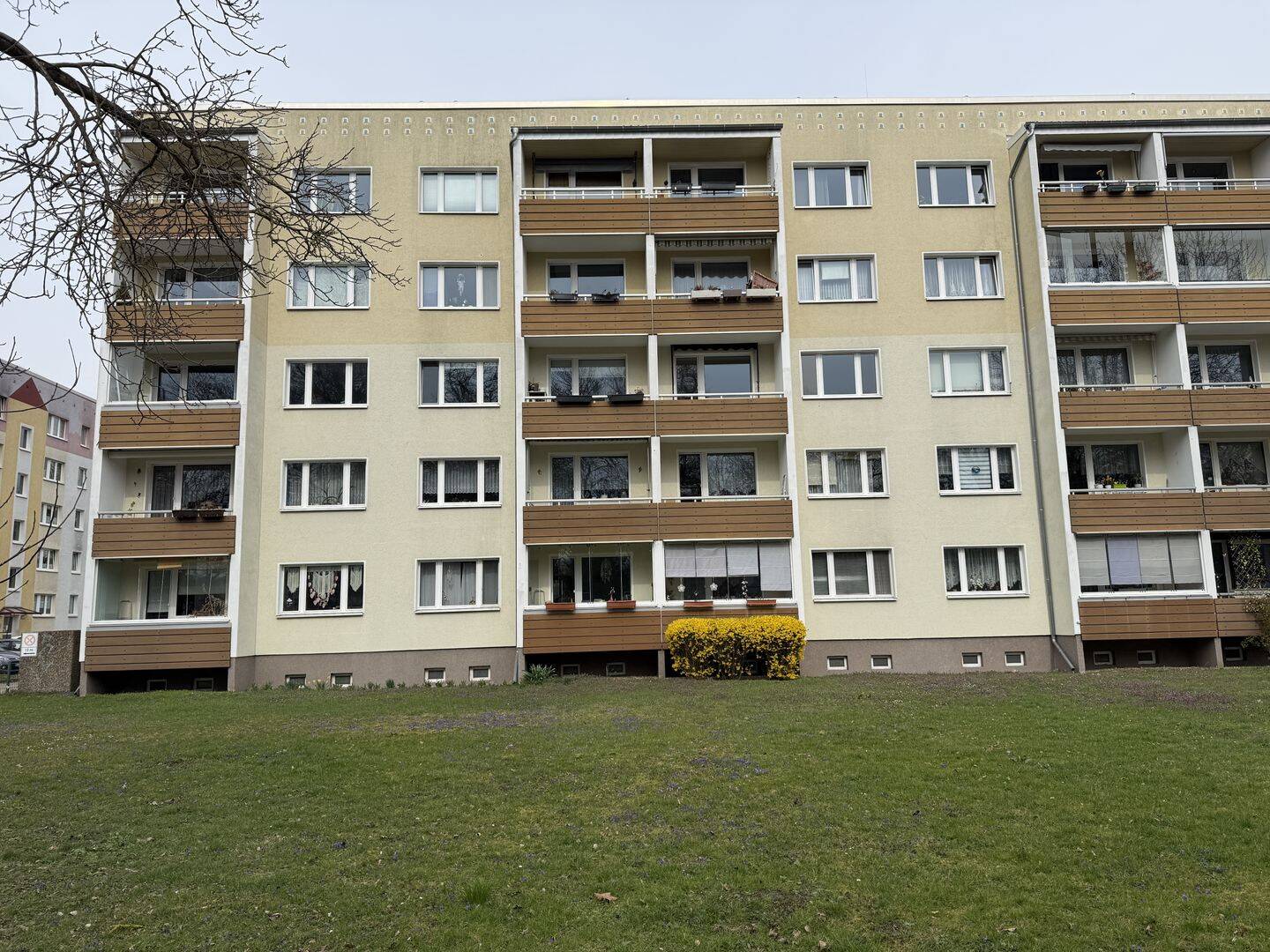 Wohnen in 1A-Lage . Renovierte 3 Zimmer-Wohnung. Balkon mit Blick auf die Schrote