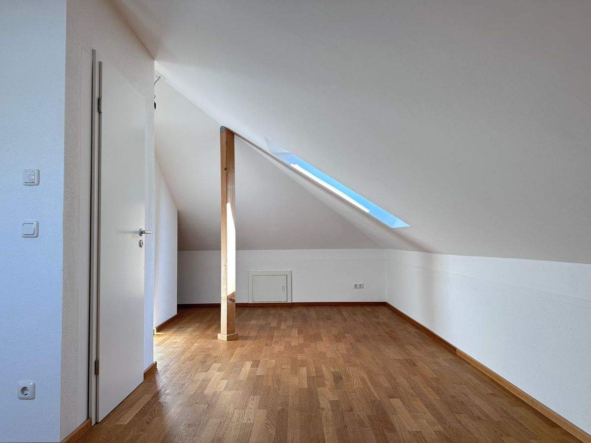 WOHNHAUS - 2 WOHNEINHEITEN MIT DOPPELHAUSHÄLFTE-CHARAKTER, 2 GARAGEN, LINKE HÄLFTE SOFORT VERFÜGBAR! – Königsbrunn – Vorschaubild 8