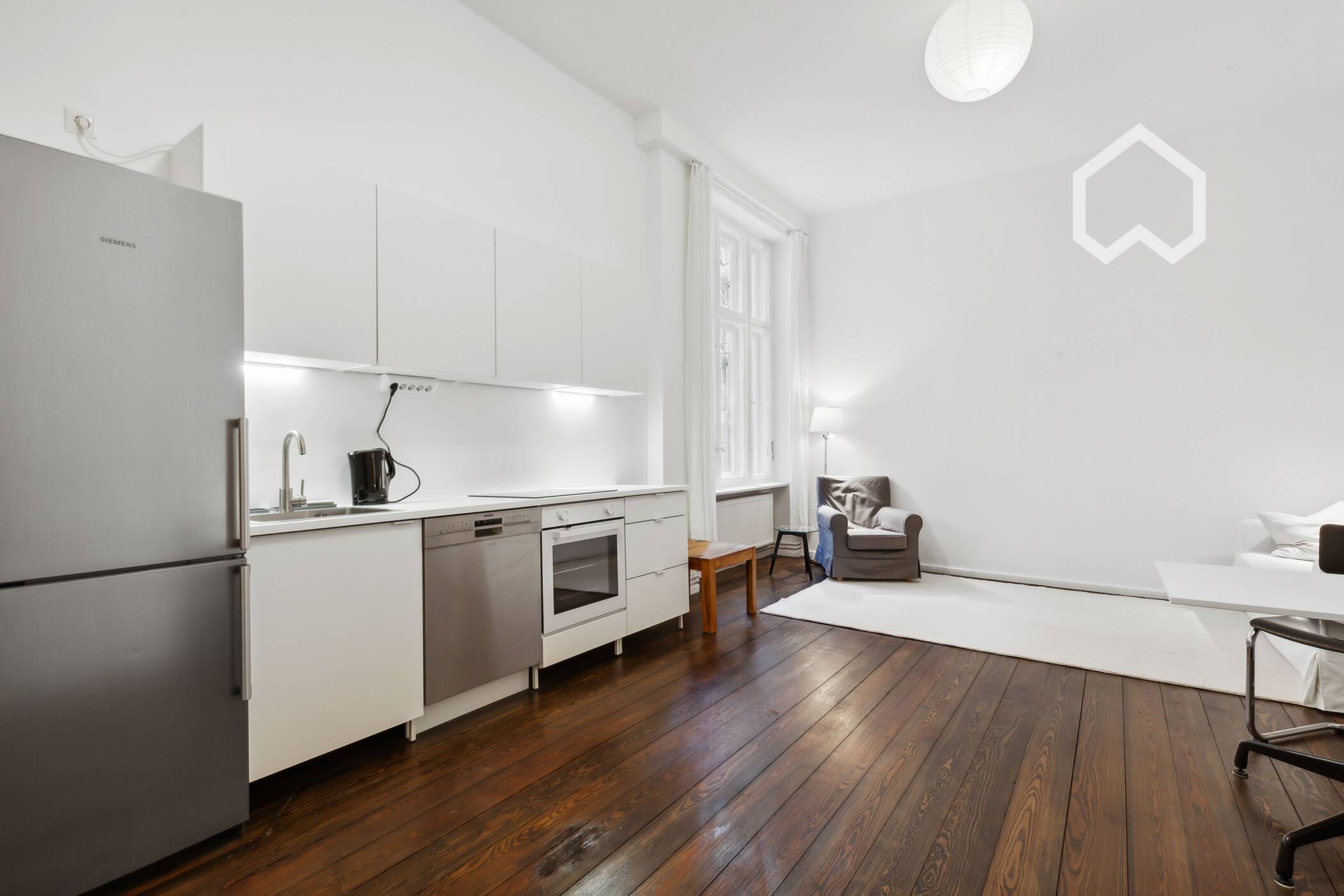 Helle und neu möblierte 2-Zimmer-Wohnung mit geräumigem Wohnbereich und Badewanne – Berlin – Vorschaubild 4