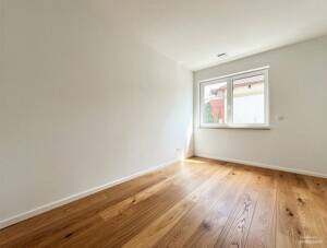 NEUBAU-3-Zimmer-Gartenwohnung mit Süd-Terrasse + wohnlich ausgebautem Souterrain (2 Räume + 2. Bad) – 81827 München – Vorschaubild 4