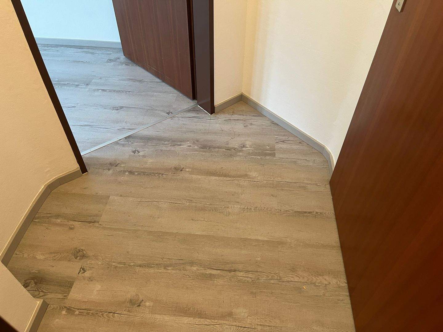 Gemütliche und helle 1 Zimmer-Wohnung zum Innenhof ausgerichtet, mit neuer Küchenzeile, modernem Duschbad, 2. OG - Nähe Nordklinikum – Nürnberg – Vorschaubild 7