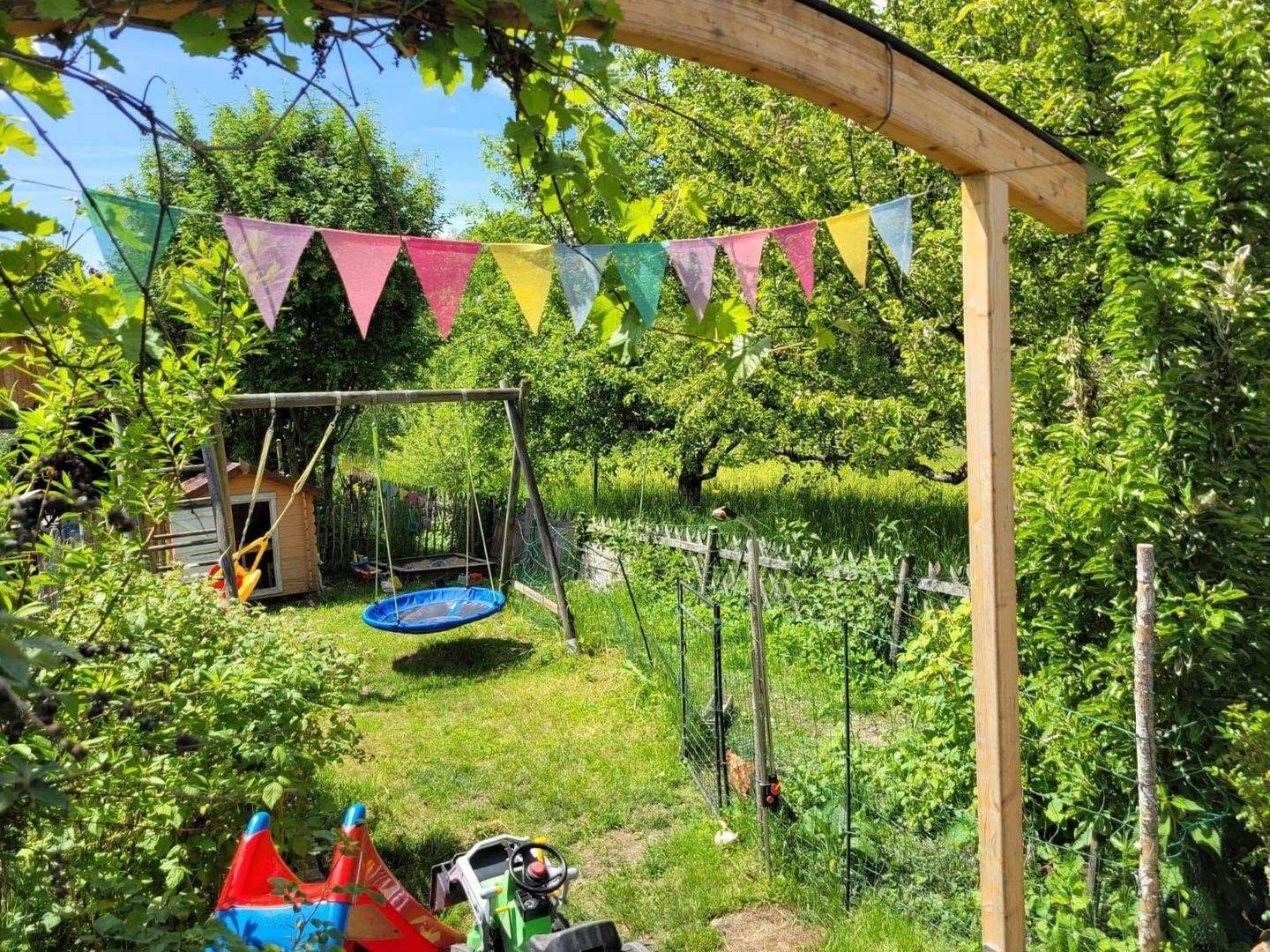 ***FAMILIENFREUNDLICHE 4,5-ZIMMER-WOHNUNG MIT GROSSER TERRASSE UND GARTEN***