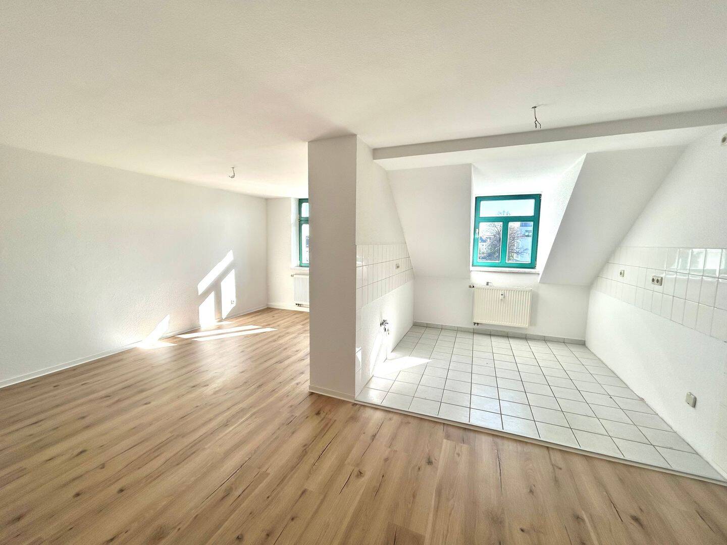 ***Helle 3-Zimmer-Dachgeschosswohnung in Altendorf mit neuem Bodenbelag*** – Chemnitz – Vorschaubild 2
