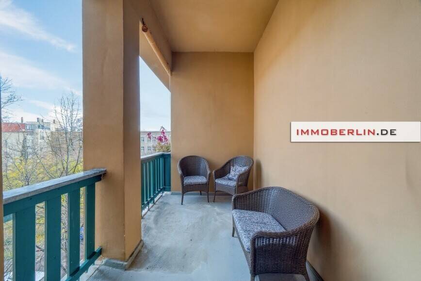 IMMOBERLIN.DE - Charmante Altbauwohnung mit Loggia nahe dem Simon-Dach-Kiez – Berlin – Bild 1 von 9