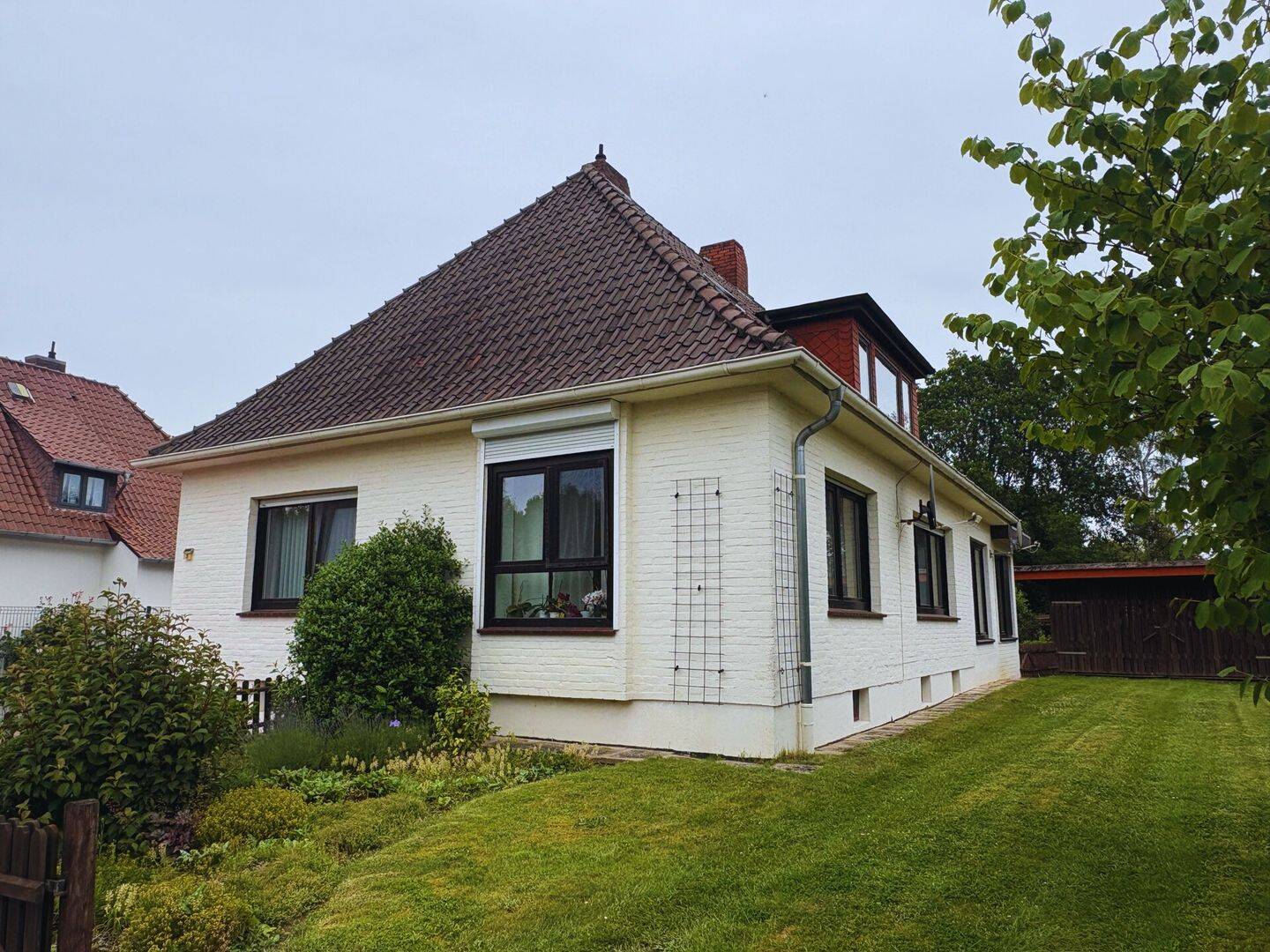 Bungalow mit besonderem Charme und idyllischem Garten in zentrumsnaher Lage – Hoya – Vorschaubild 2