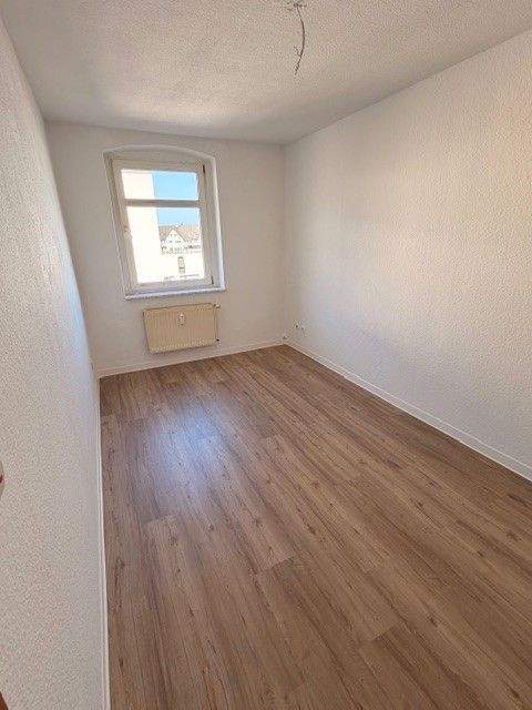 Gemütliche 4-Raum Wohnung mit nagelneuem Vinylfußboden und Einbauküche. – Magdeburg – Vorschaubild 7