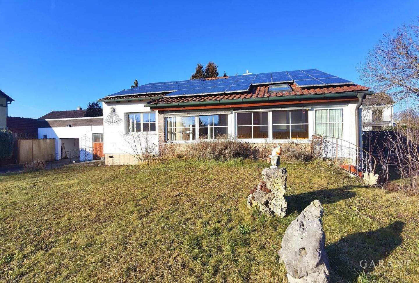 ~ Ebenerdig wohnen - Bungalow auf großzügigem Grundstück ~ – Manching – Bild 1 von 9