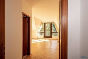 Charmante 2-Zi.-Dachgeschosswohnung mit Balkon und Tiefgaragenstellplatz – 22761 Hamburg – Vorschaubild 2