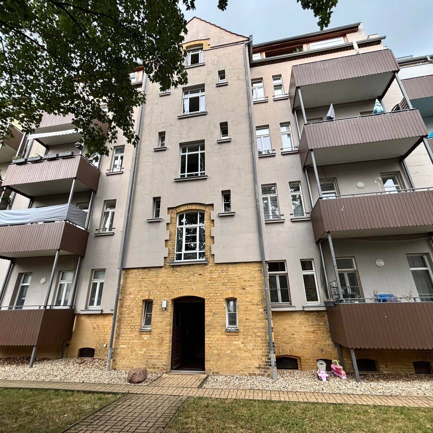 Vermietete Zwei-Zimmer-Altbauwohnung mit Fußbodenheizung