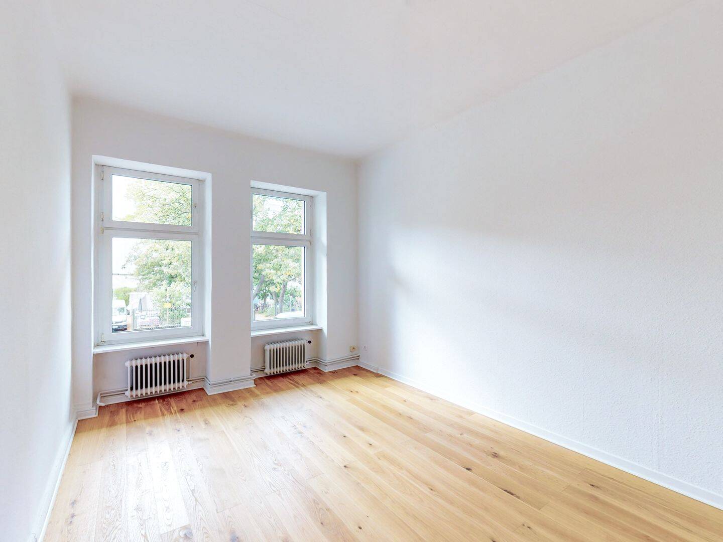 Bezugsfreie Altbauwohnung mit Parkettboden – Berlin – Bild 1 von 9