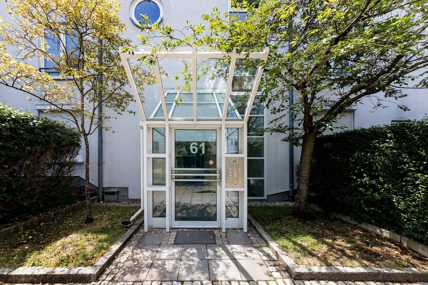 Urban wohnen, ruhig ankommen - große 3-Zimmer-Galeriewohnung im Münchner Süden – München – Vorschaubild 2