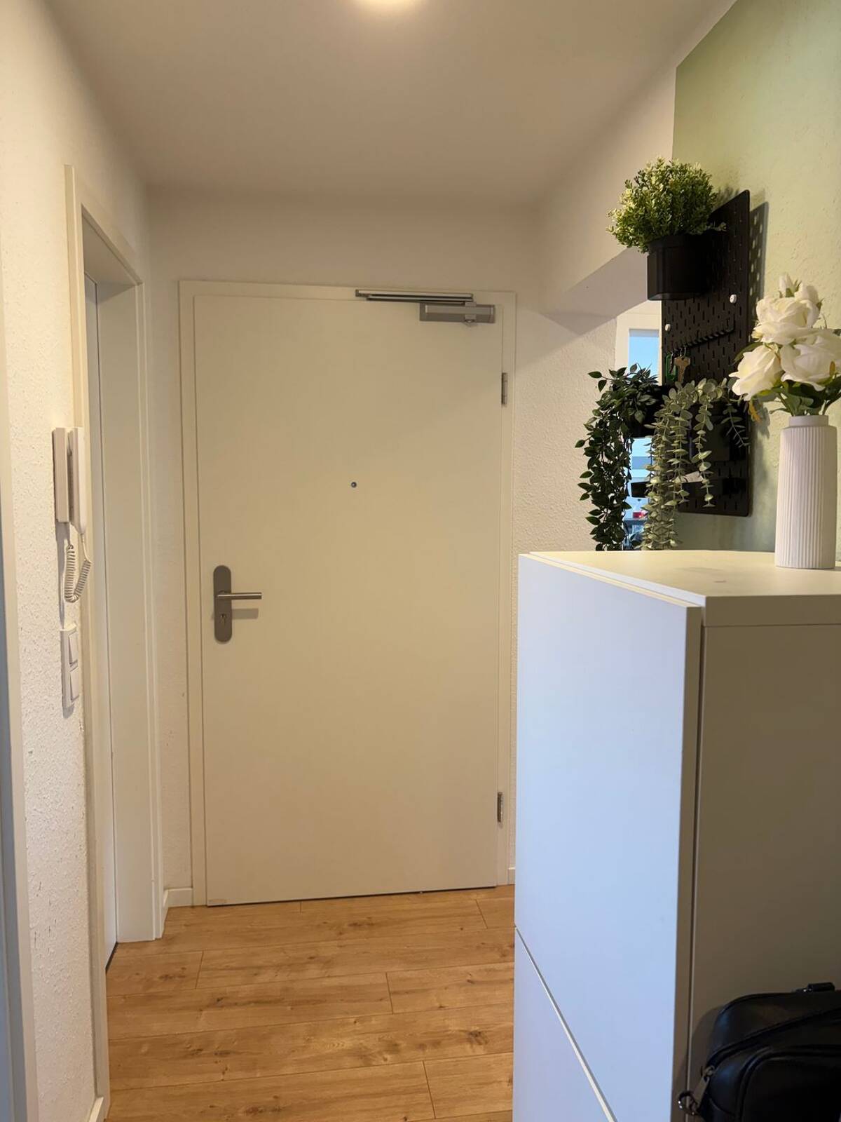 Ruhige und große 4 Zimmer Wohnung für Partner und Familien – 39126 Magdeburg – Bild 1 von 9