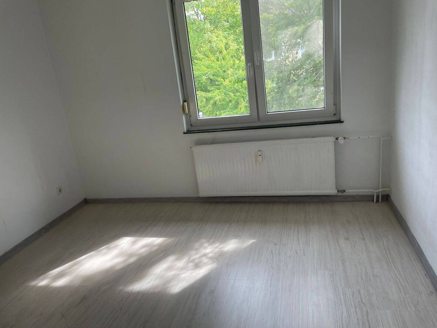 Stilvolle 4-Zimmer-Eigentumswohnung mit Balkon, Carport und modernisierter Ausstattung – Hamm – Vorschaubild 2