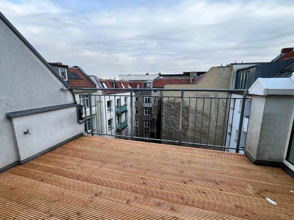 helle Dachdgeschoss-Maisonette im ruhigen Seitenflügel mit Terrasse und Wintergarten