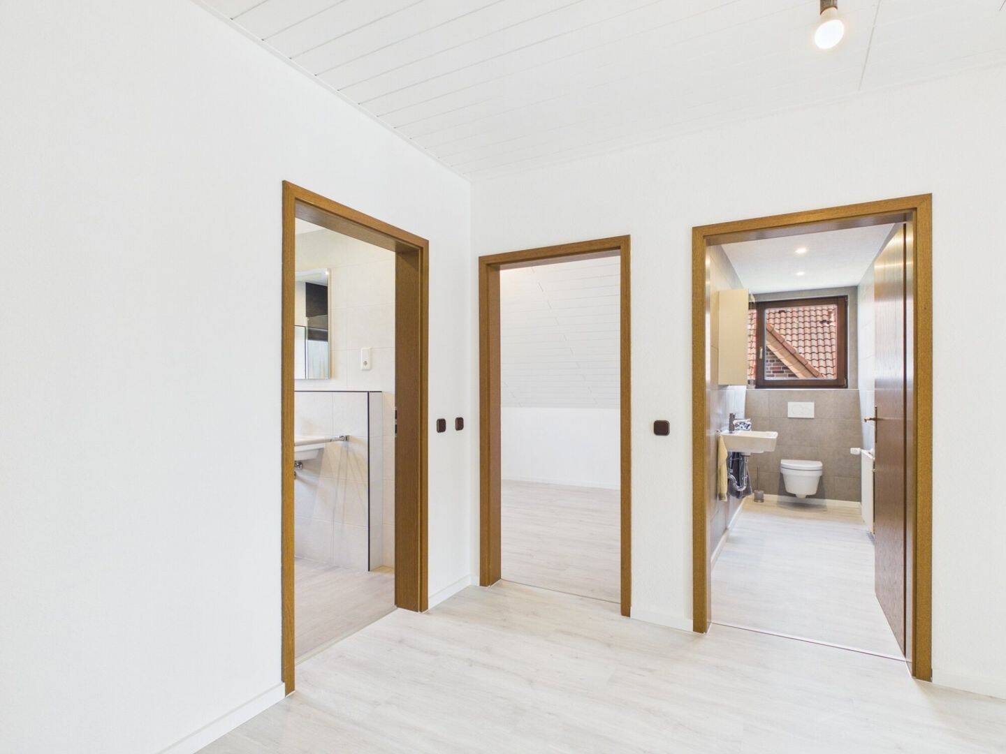 Stilvoll modernisierte Dachgeschosswohnung mit hochwertiger Ausstattung und sonnigem Balkon – Hamm – Vorschaubild 3