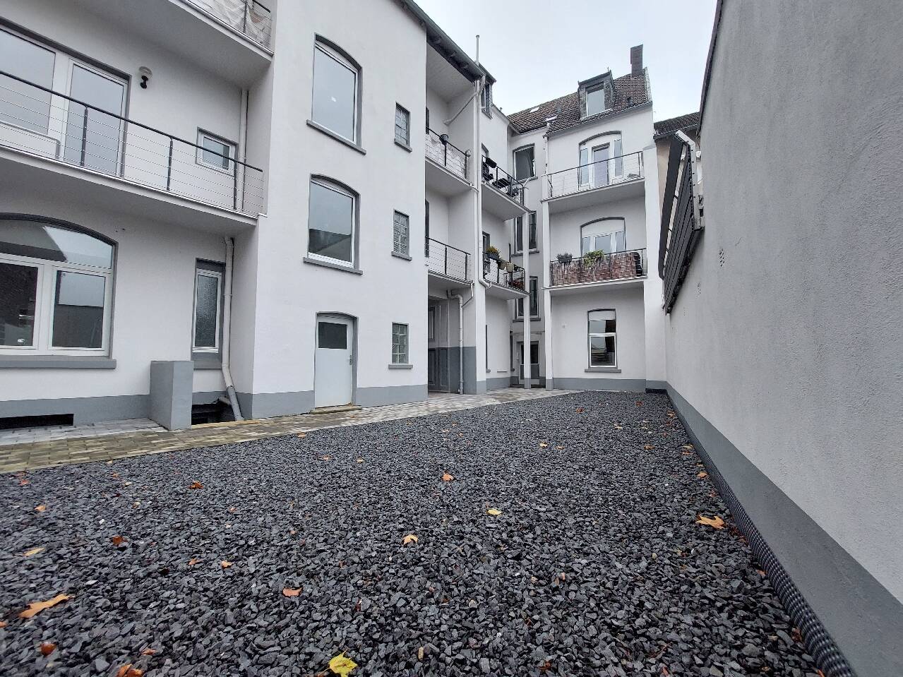 **Altbaucharme mit 12 Wohneinheiten modernisiert** – Solingen – Bild 1 von 8