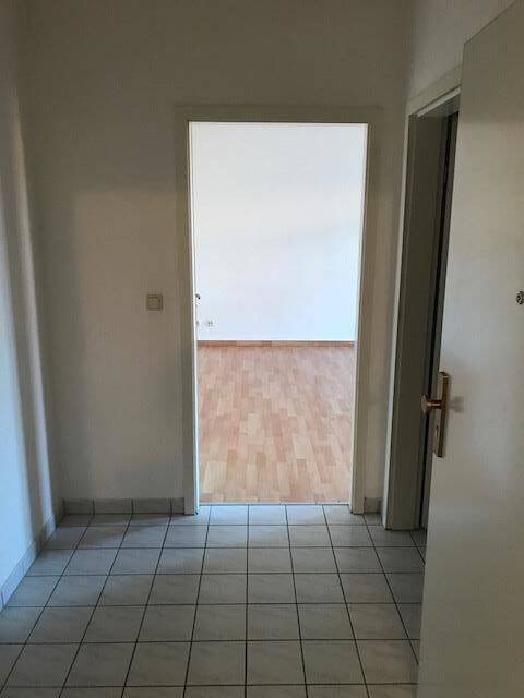 Ruhige 1-Zimmer mit Laminat, Balkon, EBK und Dusche in Zentrumsnähe zum Toppreis! – Chemnitz – Vorschaubild 3