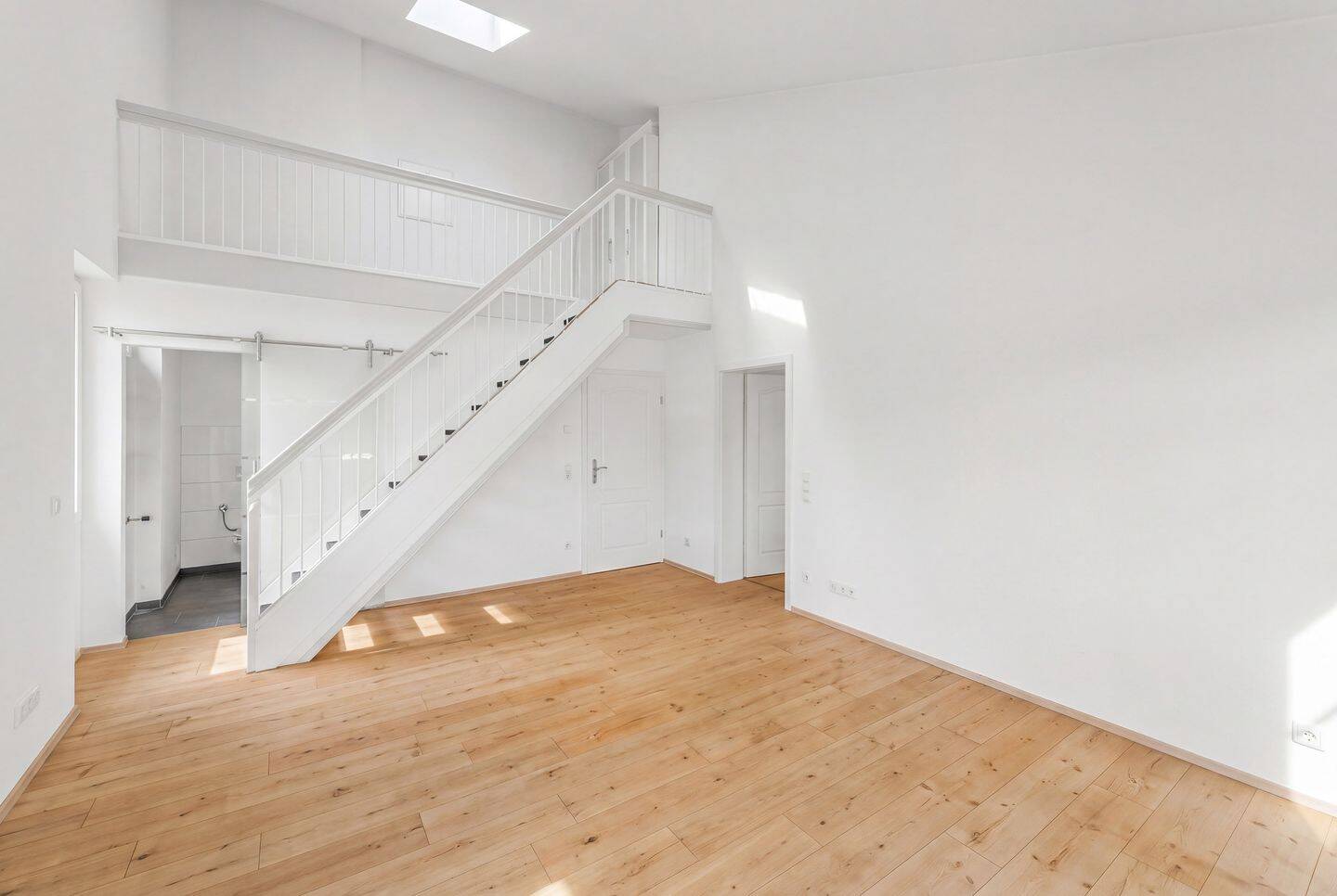 Wohnen mit Charakter: Vermietete 2,5-Zimmer-Galeriewohnung in direkter Nähe zum Ostpark – München – Vorschaubild 3