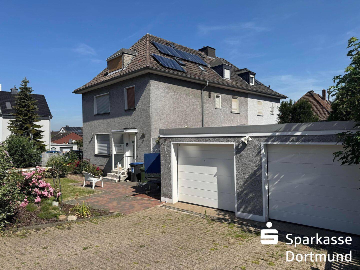 Gepflegte Doppelhaushälfte mit Pool und Garage