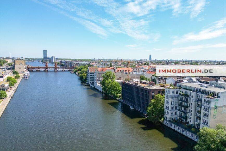 IMMOBERLIN.DE - Exquisite Altbauwohnung mit Balkon, Loftambiente & Lift an der Spree