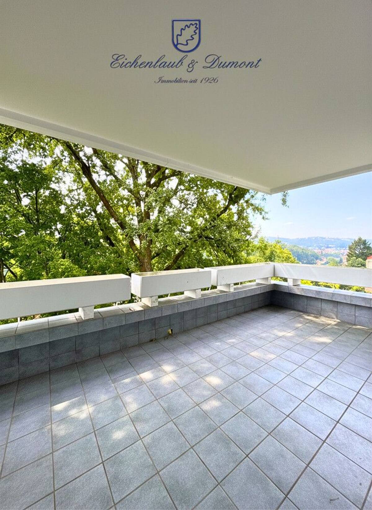 Luxuriös sanierte 3-ZKB mit EBK, 2 Balkonen + Garage mit Panoramablick – 66119 Saarbrücken – Bild 1 von 9