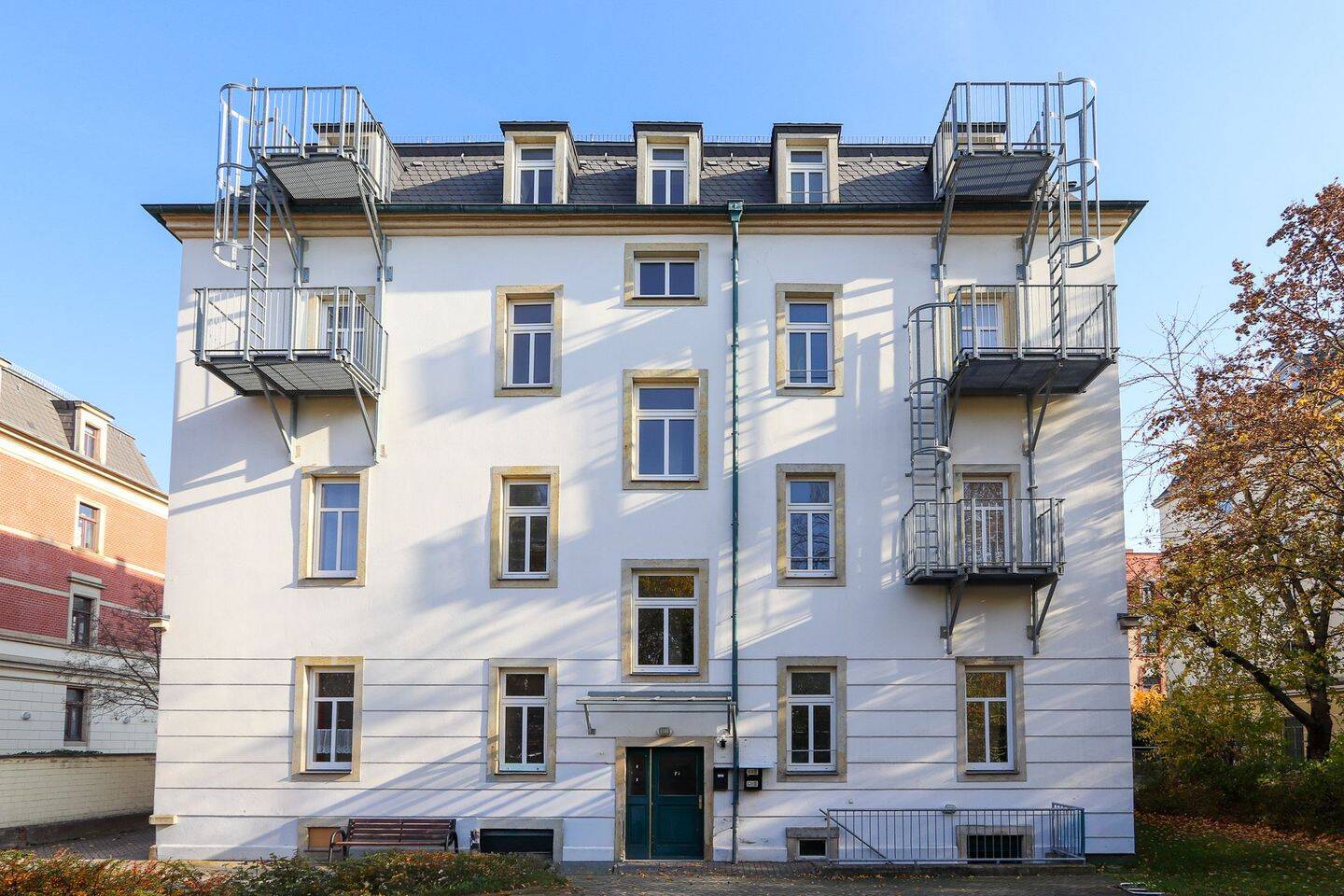 +++ Bezugsfrei! 2-Zimmer-Appartment mit Einbauküche und PKW-Stellplatz in charmantem Altbauflair +++