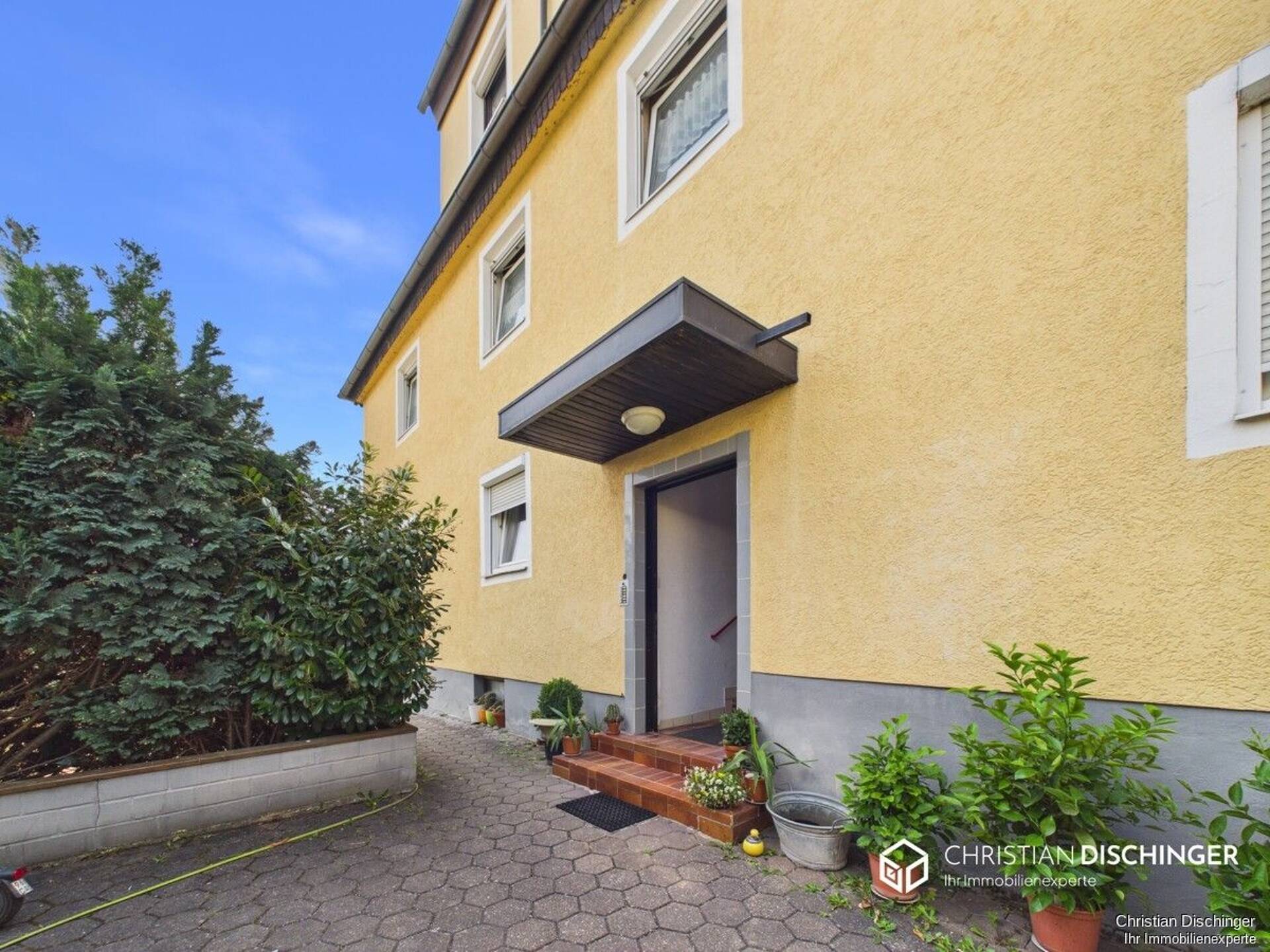 Mehrfamilienhaus in 93055 Regensburg / Schwabelweis mit 421 m² kaufen