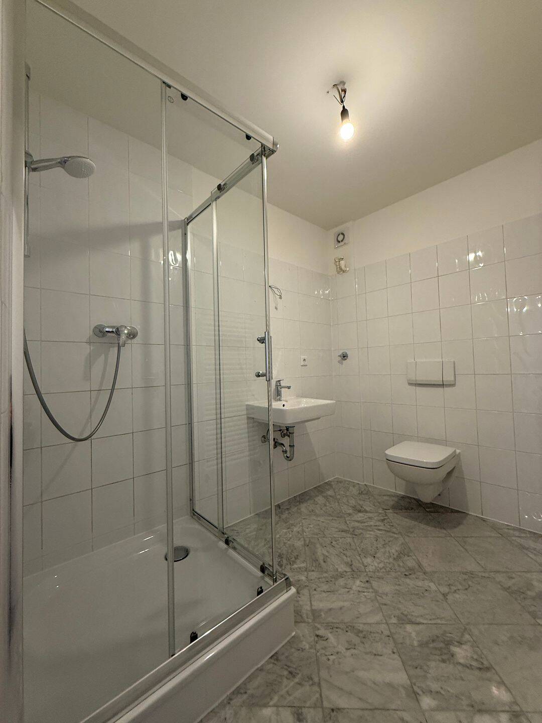 Großzügige, bezugsfreie 3-Zimmer-Maisonette-Dachgeschosswohnung mit Flair im charmanten Altbau! – Berlin – Vorschaubild 7