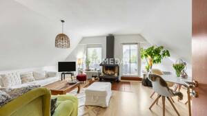 Bezugsfrei ab Oktober : 2-Zimmer-Dachgeschosswohnung mit Südwest-Balkon und TG-Stellplatz – 22175 Hamburg – Vorschaubild 1