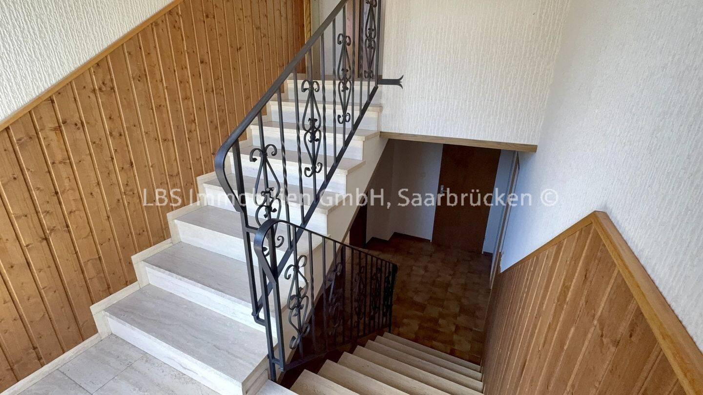1-2 Familienhaus auf Eckgrundstück mit Garten, Garage & Stellplätzen – Saarbrücken – Vorschaubild 2