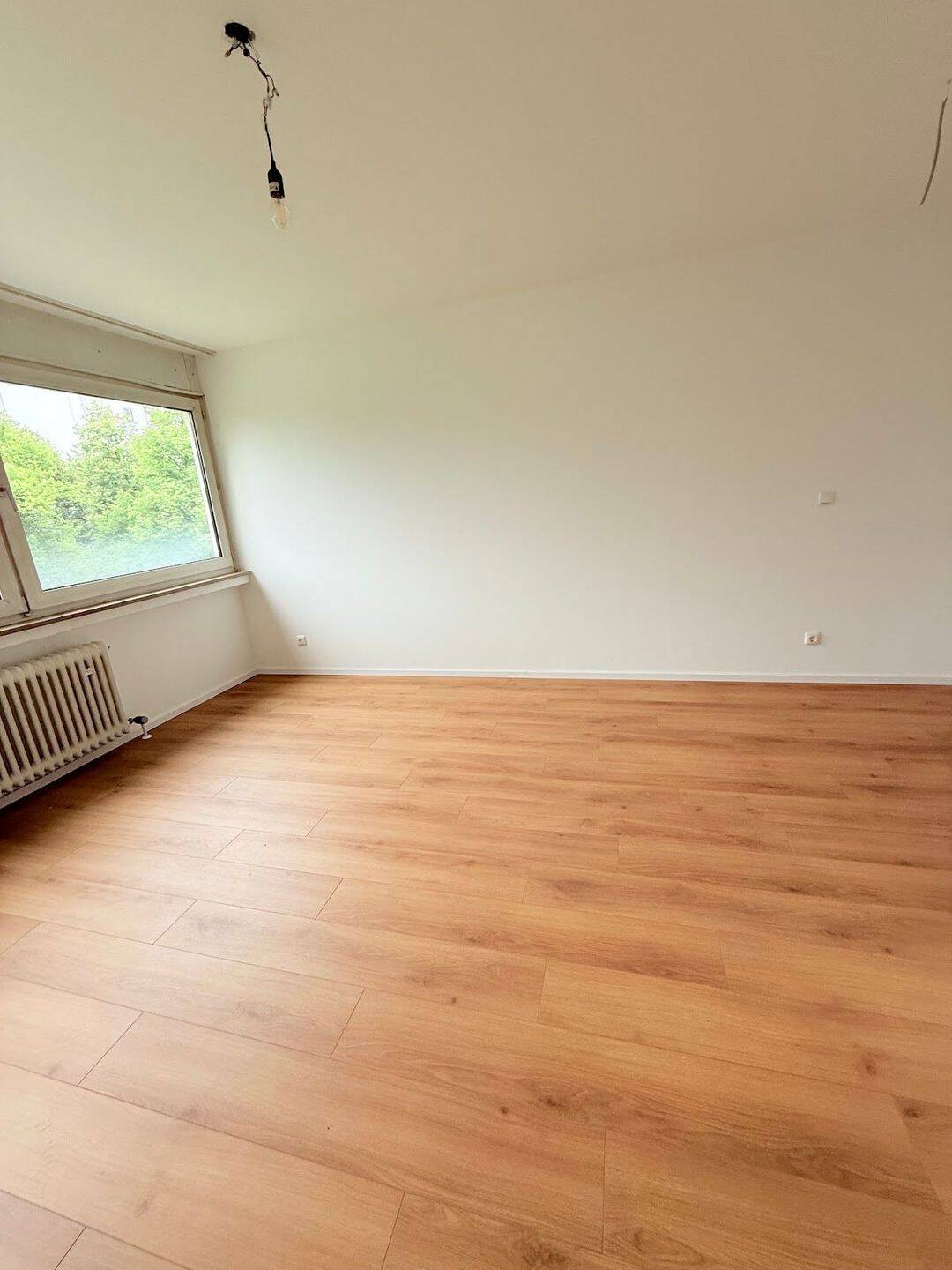 Modernisierte 1-Zimmer-Wohnung mit neuer Einbauküche und Blick ins Grüne – München – Vorschaubild 3