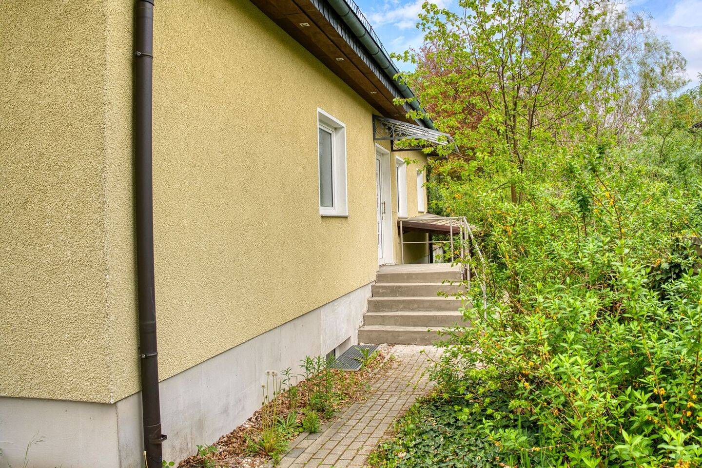 Wohnen mit viel Platz, Einfamilienhaus mit zusätzlicher Ebene und Gartenparadies – Berlin – Vorschaubild 5
