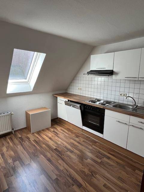 !!! Dachgeschosswohnung im Altbau, mitten im Zentrum !!! Zu sofort !!!