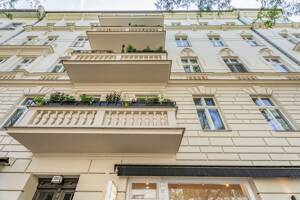 Kapitalanlage - Attraktive Dachgeschosswohnung in schönem Stuckaltbau – 10625 Berlin – Vorschaubild 2