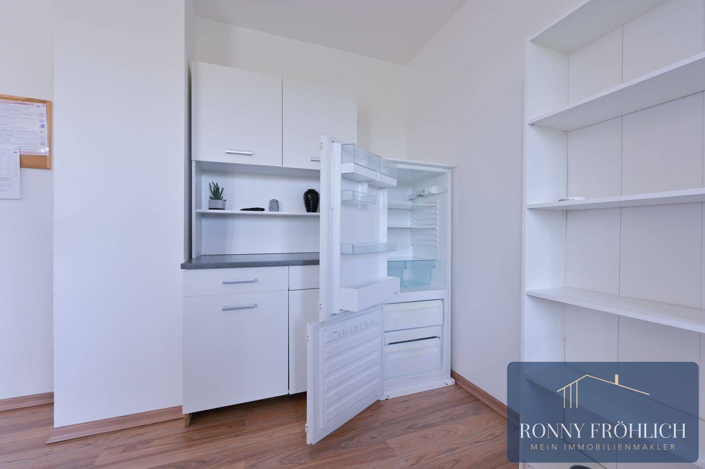 Stilvolle 2-Raum-Dachgeschosswohnung mit Aufzug, Küchenzeile, Balkon & TG-Stellplatz in Chemnitz – Chemnitz – Vorschaubild 4