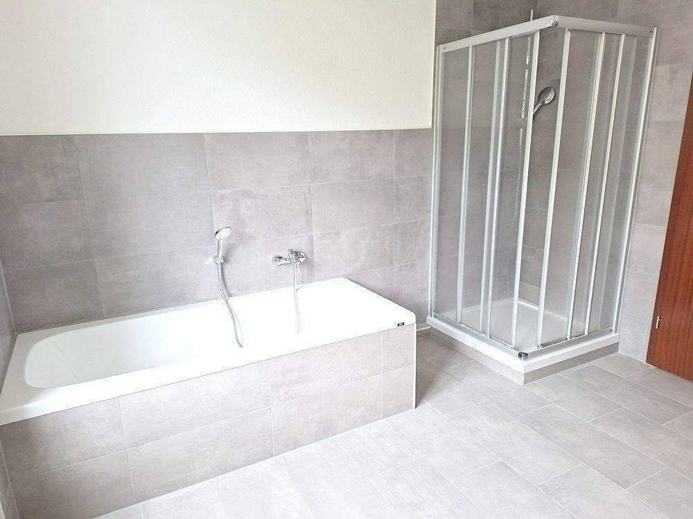 !! 4-Zimmer-Wohnung mit Parkett, Wanne und Dusche und Balkon !! – Chemnitz – Vorschaubild 4