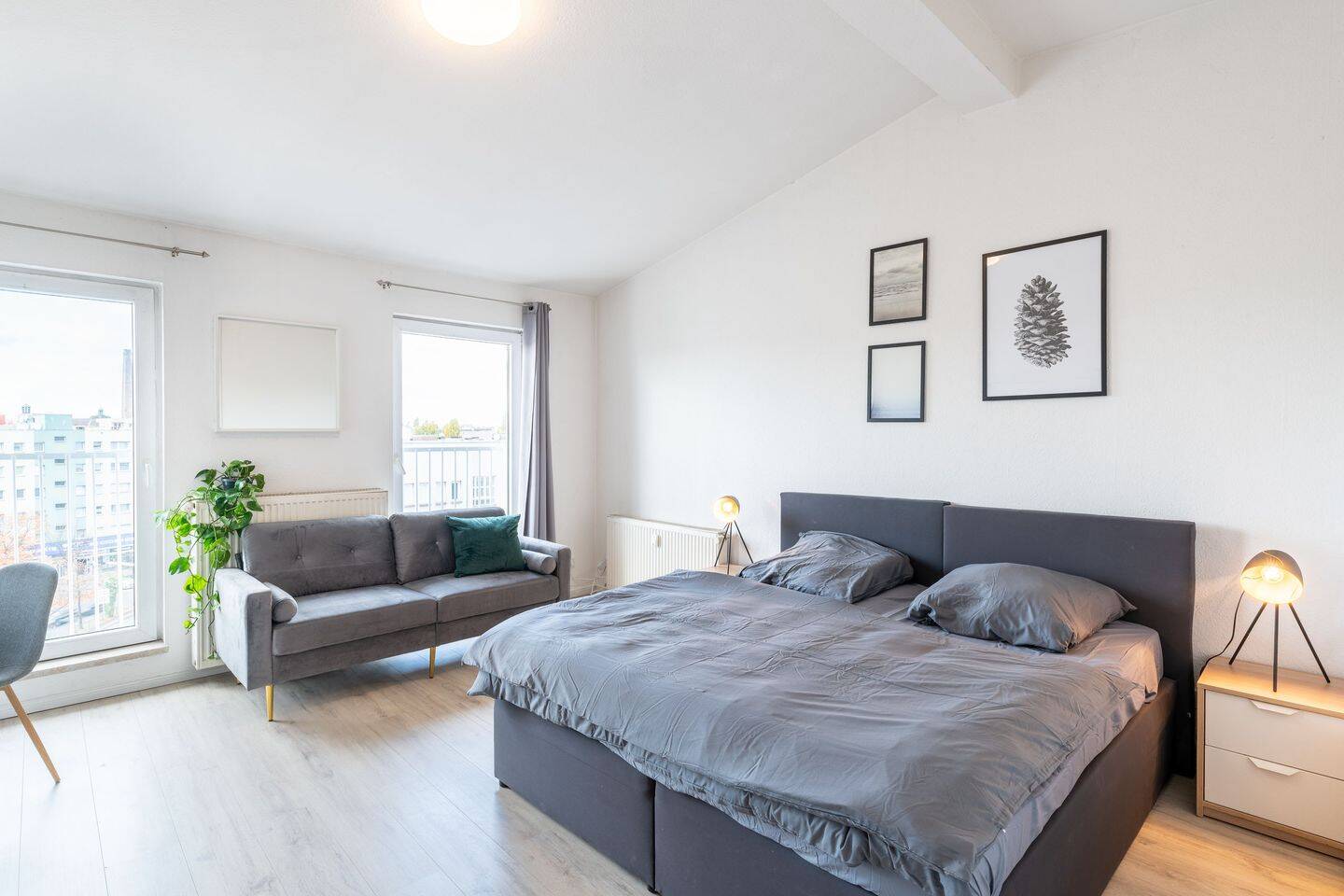 Stilvolle helle Drei-Zimmerwohnung im Altbau mit Stellplatz im Innenhof