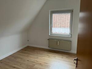 Gepflegte 2-Zimmer-Dachgeschosswohnung in Oberhausen - ab 01.11.2026 zu vermieten – 46147 Oberhausen – Vorschaubild 3