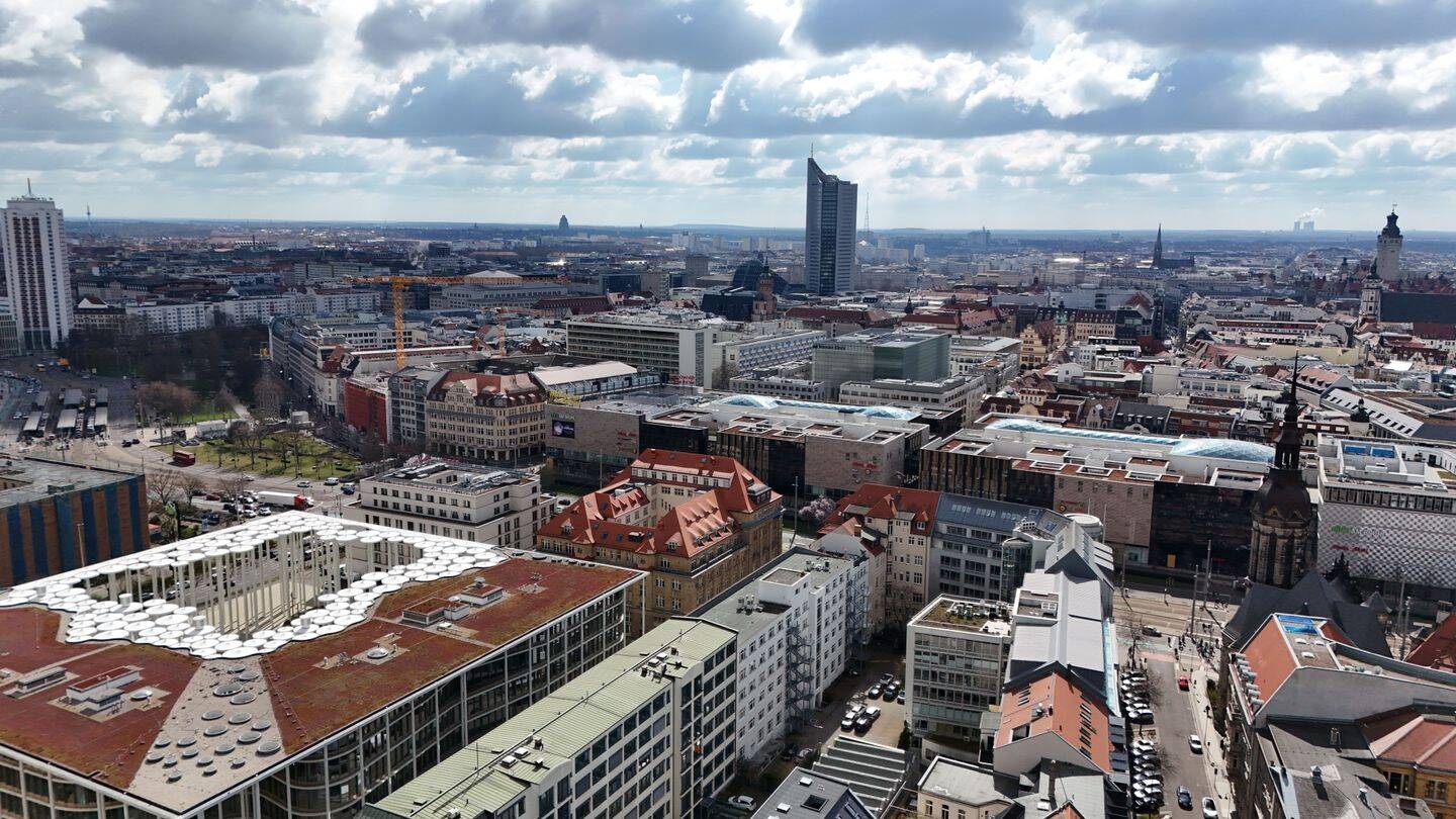 Stilvolle 4-Zimmer-Wohnung mit Badewanne, Dusche und Süd-Balkon in denkmalgeschütztem Altbau – Leipzig – Vorschaubild 9
