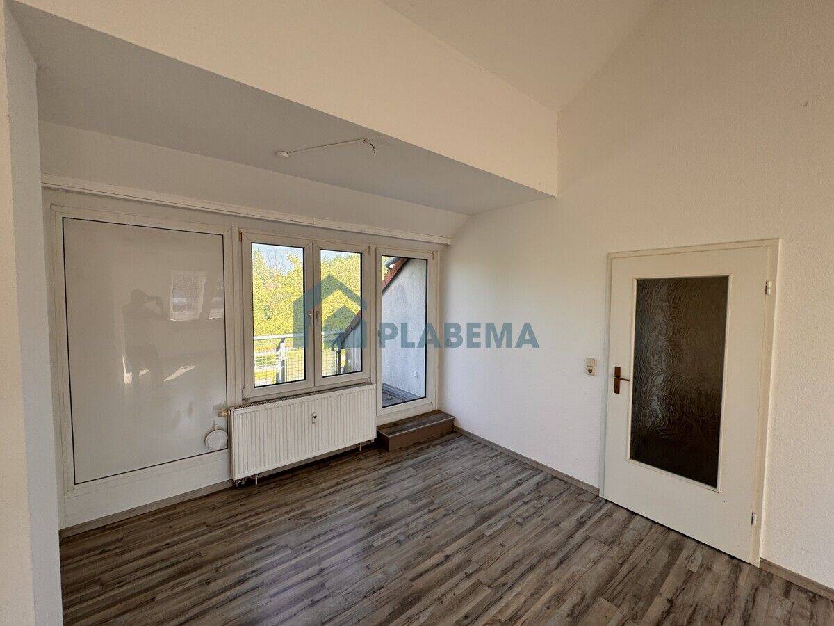 Moderne 3- Zimmer- Dachgeschoßwohnung mit Balkon und neuwertiger Einbauküche – Neubrandenburg – Vorschaubild 2