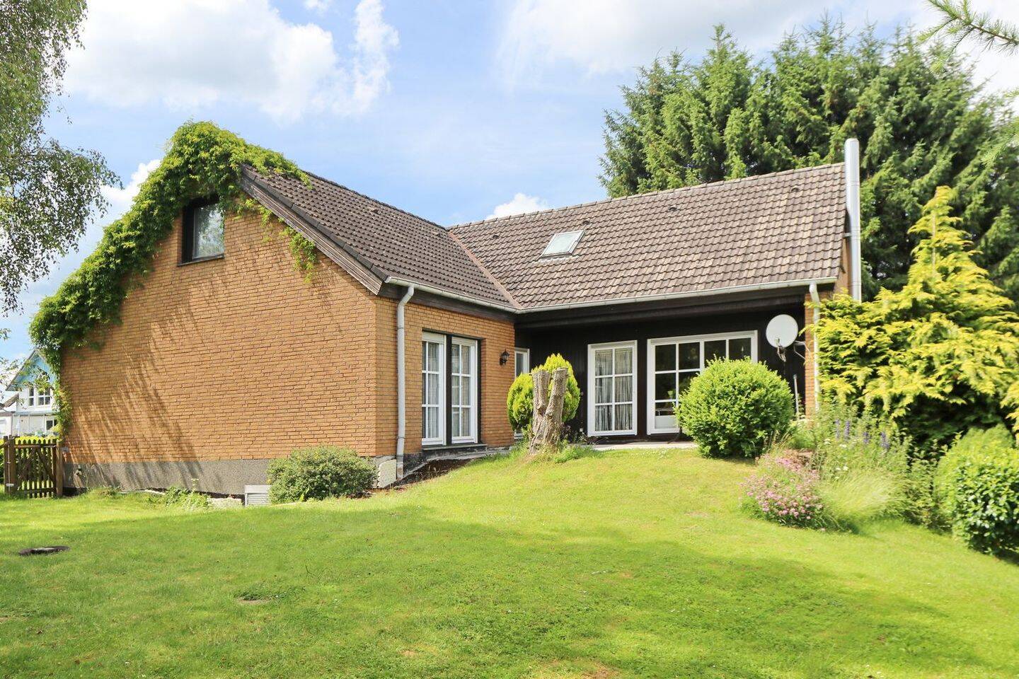 Freistehender Bungalow mit einer Einliegerwohnung, einer Doppelgarage und einem großen Garten – Brilon – Vorschaubild 7