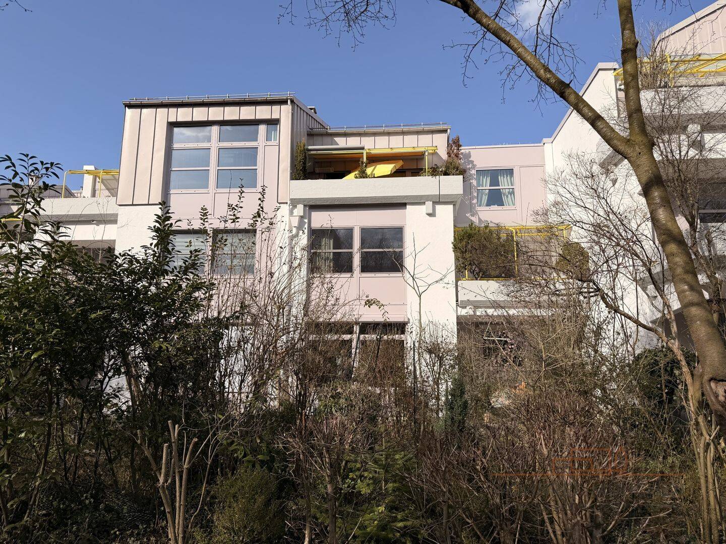 Schöne 4-Zimmer-Wohnung mit sonnigem Balkon und viel Raum zum Leben – München – Vorschaubild 2