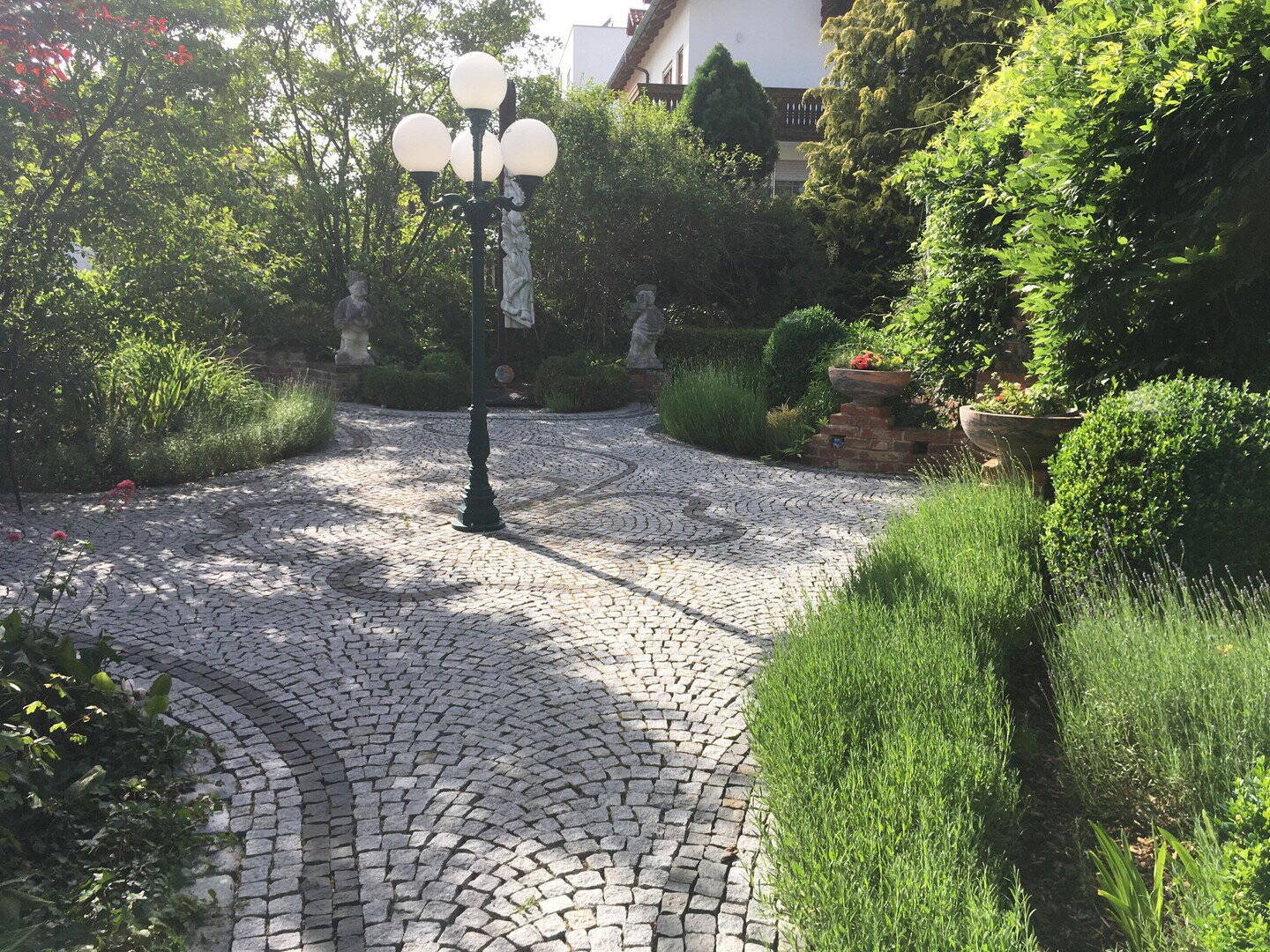Am Waldrand gelegenes Einfamilienhaus mit ELW und parkähnlichem Garten – Landshut – Vorschaubild 4