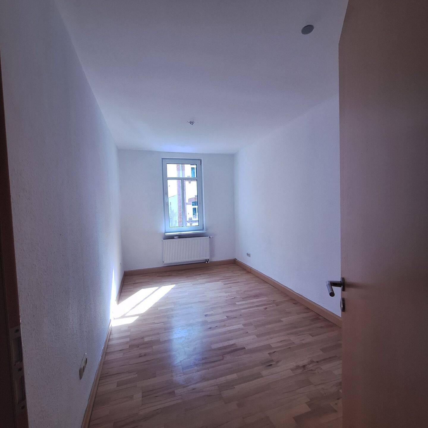 Charmante 2-Raum-Wohnung im Erdgeschoss mit grünem Innenhof - beliebte Lage nahe der Saale – Jena – Vorschaubild 2