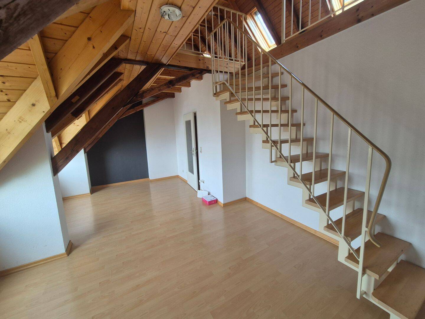 Lichtdurchflutete 3-Raum-Maisonette-Dachgeschosswohnung mit kompletter Einbauküche-Badezimmer mit Fenster und Badewanne – Erfurt – Vorschaubild 5