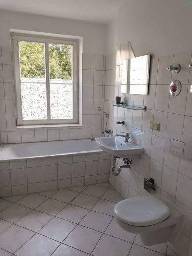eine schöne Singlewohnung in zentraler Lage mit Wanne